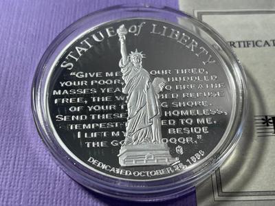 STATUE OF LIBERTY PROOF SILVER-TONE MEDAL BY THE AMERICAN MINT AS PICTURED.