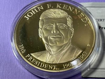 JOHN F. KENNEDY PRESIDENTIAL TRIAL DOLLAR PROOF GOLD-TONE MEDAL BY THE AMERICAN MINT AS PICTURED.