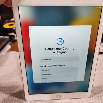 Apple ipad A1566 Gold 2016 Unlocked Reset