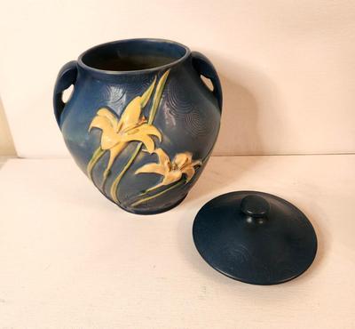 Lot #133 Roseville Pottery - Cookie Jar in the Zephyr Lily Pattern - great condition