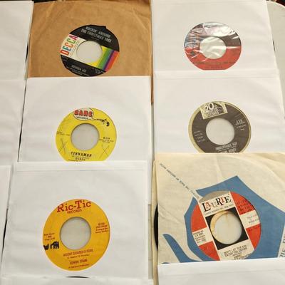 Lot of 35 Vinyl Records 45 rpm elvis Presley Donovan. Beach boys , brenda lee herman's hermits