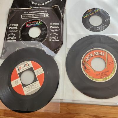 Lot of 35 Vinyl Records 45 rpm elvis Presley Donovan. Beach boys , brenda lee herman's hermits