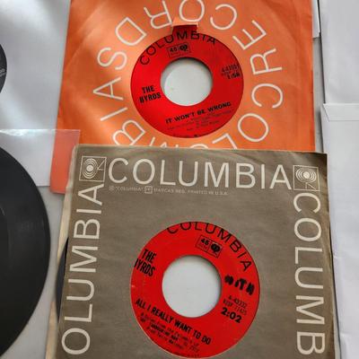 Lot of 35 Vinyl Records 45 rpm elvis Presley Donovan. Beach boys , brenda lee herman's hermits