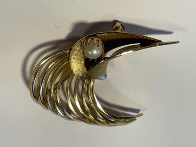 Vintage Gold-toned Pearl Pin/Brooch in VG Preowned Condition as Pictured.