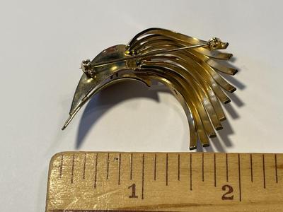 Vintage Gold-toned Pearl Pin/Brooch in VG Preowned Condition as Pictured.