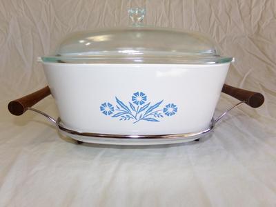 Corning Ware 4 Qt. casserole with matching lid and carrier/stand