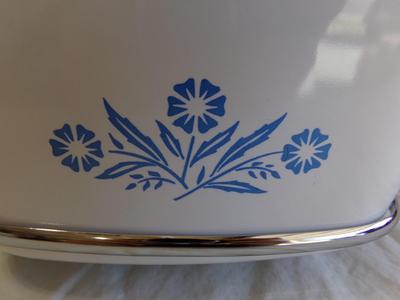 Corning Ware 4 Qt. casserole with matching lid and carrier/stand