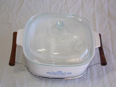 Corning Ware 4 Qt. casserole with matching lid and carrier/stand
