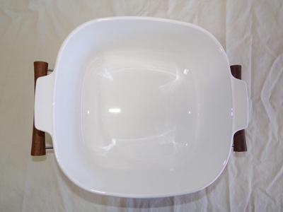 Corning Ware 4 Qt. casserole with matching lid and carrier/stand