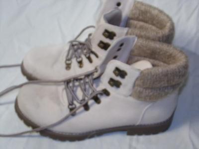 Womens' winter boots. Size 8M.