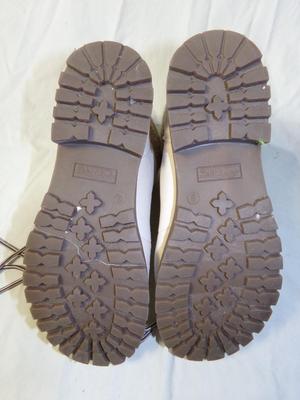 Womens' winter boots. Size 8M.