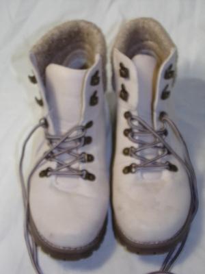 Womens' winter boots. Size 8M.