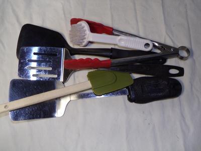 Lot of assorted kitchen implements