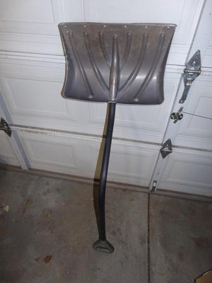 Snow shovel, ergonomic handle.