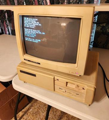 Lot #178 TANDY 1000 SX Computer/Monitor - BOOTS UP!