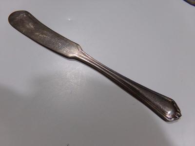 4 Rogers AA with anchor emblems, butter spreaders