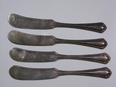 4 Rogers AA with anchor emblems, butter spreaders