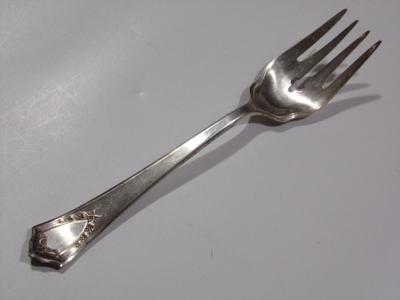 6 R&B (Reed & Barton) silver plate salad forks.