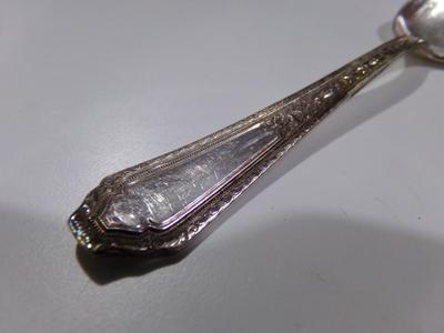 6 Wm Rogers traditional tea spoons.