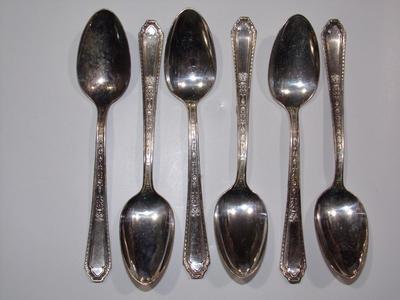 6 Wm Rogers traditional tea spoons.