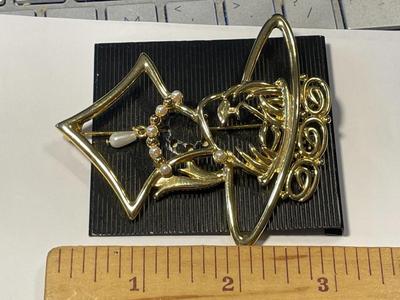 Vintage New Never Worn JJ JONETTE Fashion Pin as Pictured. FREE DOMESTIC SHIPPING.