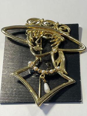 Vintage New Never Worn JJ JONETTE Fashion Pin as Pictured. FREE DOMESTIC SHIPPING.