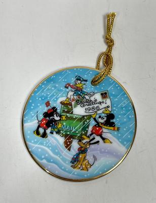 Disney Parks Christmas Annual Disc Ornament Seasons Greetings Christmas 1986