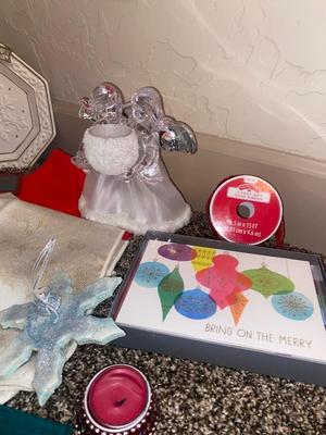 THOMAS KINKADE VILLAGE HOUSE, FITZ & FLOYD DECORATIVE PLATE AND MORE MERRY CHRISTMAS ITEMS!