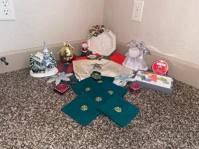 THOMAS KINKADE VILLAGE HOUSE, FITZ & FLOYD DECORATIVE PLATE AND MORE MERRY CHRISTMAS ITEMS!
