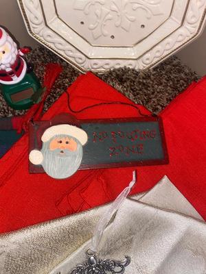THOMAS KINKADE VILLAGE HOUSE, FITZ & FLOYD DECORATIVE PLATE AND MORE MERRY CHRISTMAS ITEMS!