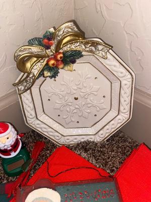 THOMAS KINKADE VILLAGE HOUSE, FITZ & FLOYD DECORATIVE PLATE AND MORE MERRY CHRISTMAS ITEMS!