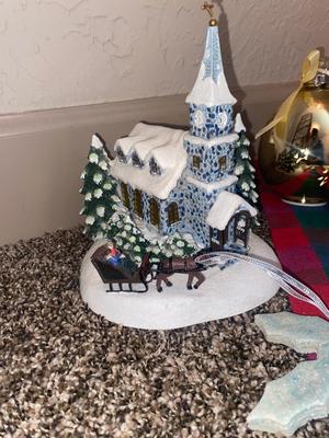THOMAS KINKADE VILLAGE HOUSE, FITZ & FLOYD DECORATIVE PLATE AND MORE MERRY CHRISTMAS ITEMS!