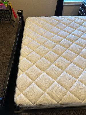 CLEAN, BEAUTIFUL KING SIZE BED W/DURANGO DENVER MATTRESS SET