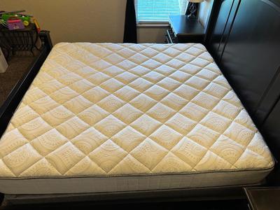 CLEAN, BEAUTIFUL KING SIZE BED W/DURANGO DENVER MATTRESS SET