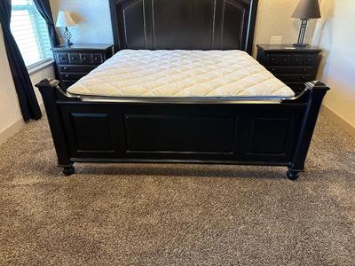 CLEAN, BEAUTIFUL KING SIZE BED W/DURANGO DENVER MATTRESS SET