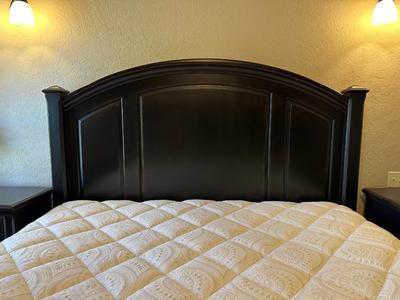 CLEAN, BEAUTIFUL KING SIZE BED W/DURANGO DENVER MATTRESS SET
