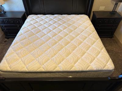 CLEAN, BEAUTIFUL KING SIZE BED W/DURANGO DENVER MATTRESS SET