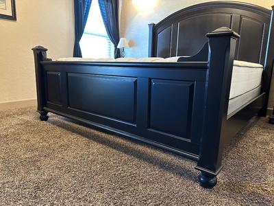 CLEAN, BEAUTIFUL KING SIZE BED W/DURANGO DENVER MATTRESS SET