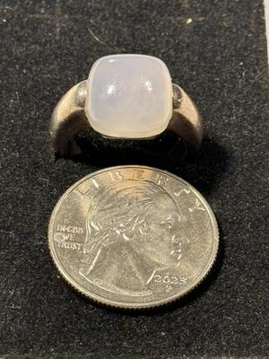 VINTAGE MID-CENTURY PREOWNED STERLING SILVER MOONSTONE RING (FULL 6.75) IN GOOD PREOWNED CONDITION AS PICTURED.