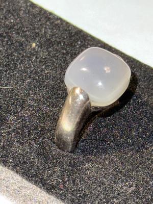 VINTAGE MID-CENTURY PREOWNED STERLING SILVER MOONSTONE RING (FULL 6.75) IN GOOD PREOWNED CONDITION AS PICTURED.