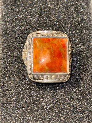 VINTAGE MID-CENTURY PREOWNED STERLING SILVER ONYX RING (FULL 8) IN GOOD PREOWNED CONDITION AS PICTURED.