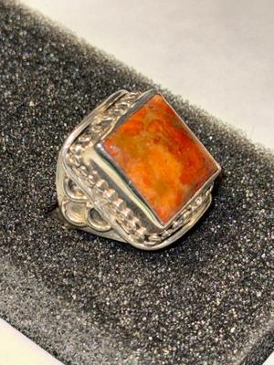 VINTAGE MID-CENTURY PREOWNED STERLING SILVER ONYX RING (FULL 8) IN GOOD PREOWNED CONDITION AS PICTURED.