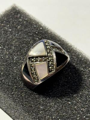 VINTAGE MID-CENTURY PREOWNED CIGAR BAND STERLING SILVER ONYX/MOTHER OF PEARL INLAID RING (SIZE 8.75) IN GOOD CONDITION