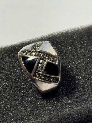 VINTAGE MID-CENTURY PREOWNED CIGAR BAND STERLING SILVER ONYX/MOTHER OF PEARL INLAID RING (SIZE 8.75) IN GOOD CONDITION