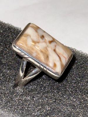 VINTAGE MID-CENTURY PREOWNED STERLING SILVER ONYX RING (SIZE 7.75) IN GOOD CONDITION AS PICTURED.