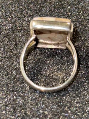 VINTAGE MID-CENTURY PREOWNED STERLING SILVER ONYX RING (SIZE 7.75) IN GOOD CONDITION AS PICTURED.