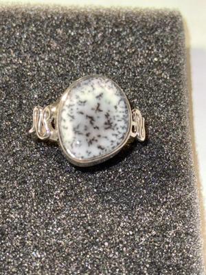 VINTAGE MID-CENTURY PREOWNED DAINTY STERLING SILVER ONYX RING (SIZE 8.50) IN GOOD CONDITION AS PICTURED.