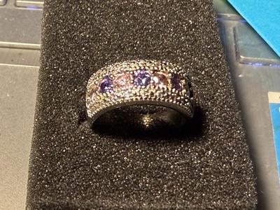 VINTAGE PREOWNED DAINTY STERLING SILVER COLOR STONE BAND RING (SIZE 8.25) IN GOOD CONDITION AS PICTURED.