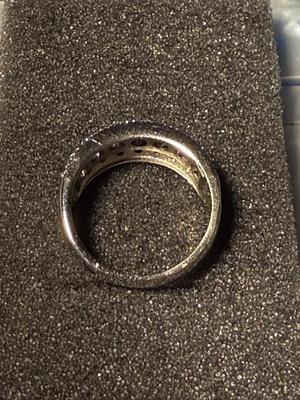 VINTAGE PREOWNED DAINTY STERLING SILVER COLOR STONE BAND RING (SIZE 8.25) IN GOOD CONDITION AS PICTURED.