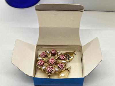 LOT 118J: Avon Sales Recognition Jewelry